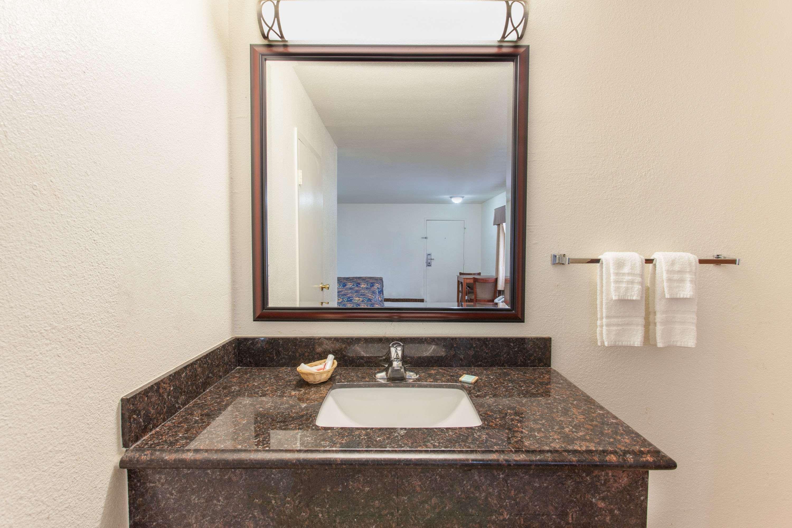 Travelodge By Wyndham Hemet Ca Esterno foto
